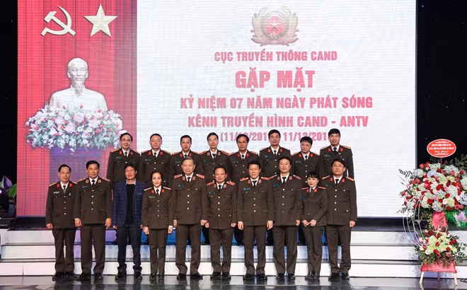 Bộ trưởng Tô Lâm cùng các đại biểu chụp ảnh lưu niệm.