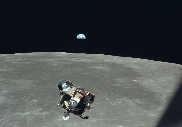 Tàu đổ bộ Eagle tách khỏi khoang điều khiển, di chuyển về hướng bề mặt của Mặt trăng. Ảnh: NASA