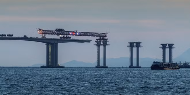 Ngoài những chính sách riêng biệt, Hong Kong cũng nhận được sự ưu tiên đặc biệt từ Bắc Kinh với việc đầu tư những công trình tầm cỡ và hiện đại. Trong ảnh là cây cầu nối liền Macau- Chu Hải- Hong Kong với chiều dài kỉ lục 50km. Ảnh: ITN