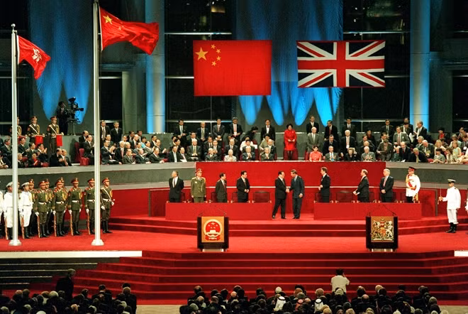 Hong Kong chính thức được trao trả lại cho Trung Quốc trong một buổi lễ trang trọng với sự hiện diện của Thủ tướng Anh Tony Blair, Thái tử Charles, Chủ tịch Trung Quốc Giang Trạch Dân, Ngoại trưởng Mỹ Madeleine Albright vào đêm 30-6 sang ngày 1-7-1997. Ảnh: Getty.