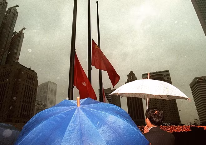 Người dân chờ đợi khoảnh khắc quốc kì Trung Quốc lần đầu tiên tung bay tại Hong Kong sau hơn 1,5 thế kỷ thuộc địa. Ảnh: SMCP
