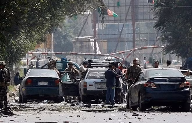 Hiện trường tan hoang sau một vụ nổ bom ở Afghanistan. Ảnh: Getty