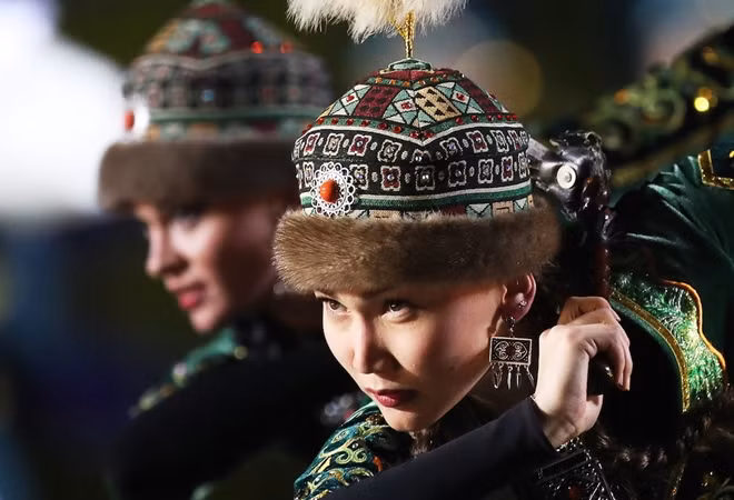 Liên hoan Quân nhạc quốc tế ở Moscow không chỉ đơn thuần là một sân khấu khổng lồ mà trước hết là sự trao đổi văn hóa thông qua ngôn ngữ âm nhạc. Bởi, lịch sử âm nhạc quân đội dựa trên lịch sử quốc gia và mỗi chiến công mang đậm màu sắc dân tộc đó. Trong ảnh là những nữ thành viên xinh đẹp của đội quân nhạc tới từ Kazakhstan.