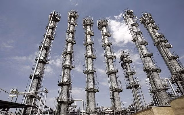 Bên ngoài lò phản ứng nước nặng Arak của Iran. Ảnh: AP
