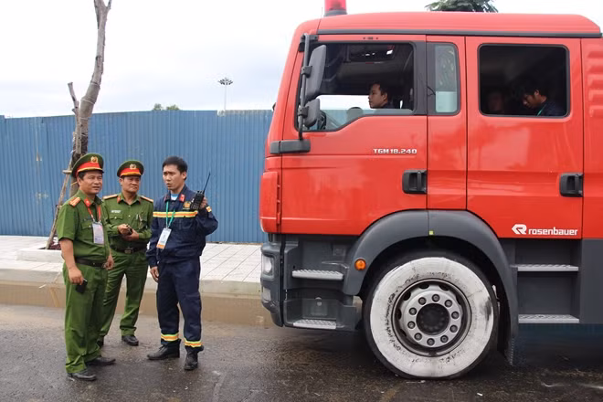 Đại tá Phan Văn Dũng - Phó Giám đốc Cảnh sát PCCC TP Đà Nẵng nắm tình hình tại một số điểm trực quan trọng.