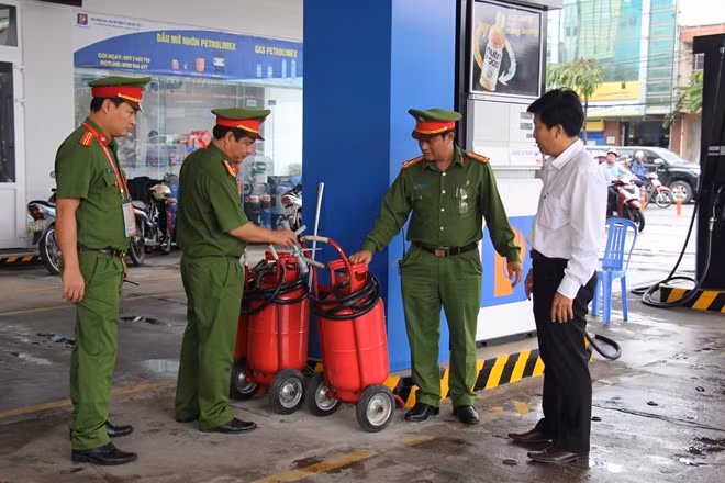 Kiểm tra đột xuất công tác thường trực sẵn sàng xử lý tình huống bất ngờ xảy ra.