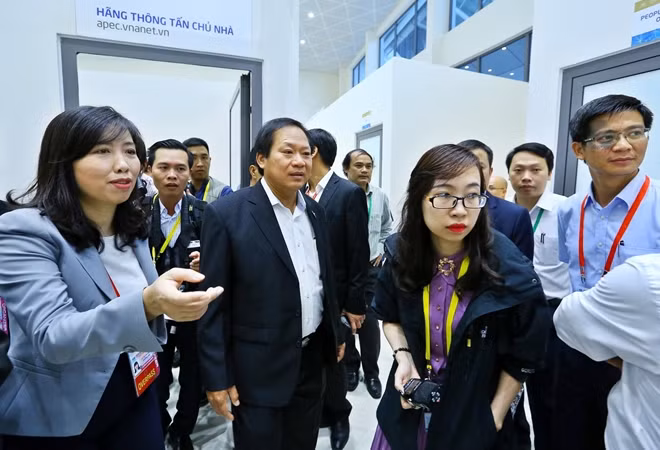 Bộ trưởng Bộ TT&TT Trương Minh Tuấn thị sát Trung tâm báo chí APEC.