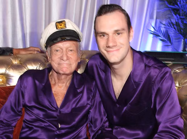 Son Cooper, con trai của Hugh Hefner là người giữ chức giám đốc sáng tạo của tạp chí Playboy. Anh cho biết sức khỏe của cha mình đã suy giảm từ tháng 4-2016. Đến ngày 28-9, đại diện của gia đình Hefner cho biết "ông trùm Playboy" đã qua đời ở tuổi 91.