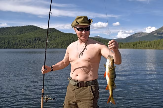 Tổng thống Putin mình trần câu cá ở Siberia. Ảnh: TASS