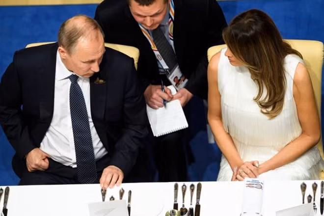 Tổng thống Putin trò chuyện cùng Đệ nhất phu nhân Mỹ Melania Trump. Ảnh: Reuters