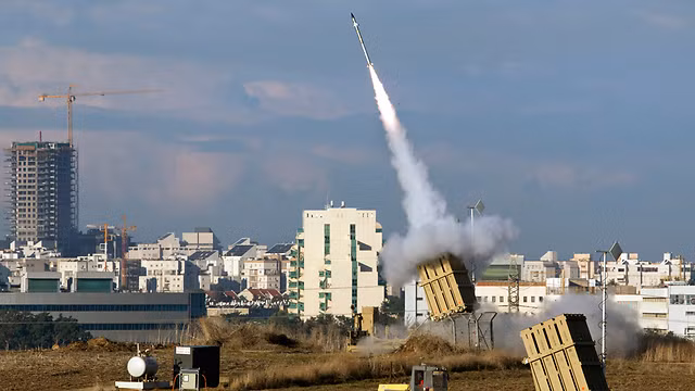 Hệ thống phòng không Vòm sắt khai hỏa vào mục tiêu. Ảnh: IDF