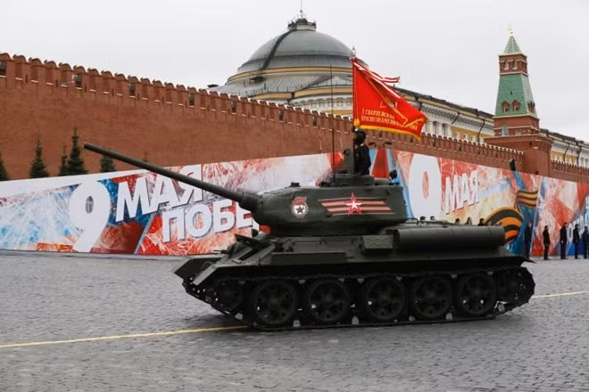 Xe tăng T-34-85, biểu tượng huyền thoại của Liên Xô trong cuộc Chiến tranh vệ quốc Vĩ đại, dẫn đầu đội hình cơ giới trong lễ duyệt binh Ngày Chiến thắng trên Quảng trường Đỏ ở Moscow.