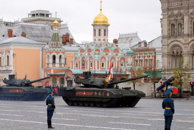 Xe tăng T-14 Armata tham gia duyệt binh. T-14 được đánh giá là xe tăng chiến đấu chủ lực hiện đại nhất thế giới hiện nay, sở hữu hệ thống giáp hiện đại và tháp pháo điều khiển từ xa. Tổ lái ba người ngồi trong một khoang bọc giáp riêng, tăng tối đa khả năng sống sót trên chiến trường.