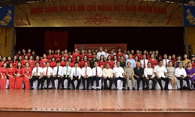 Phó Thủ tướng Phạm Bình Minh cùng các đại biểu tại lễ khai giảng. Ảnh: VGP
