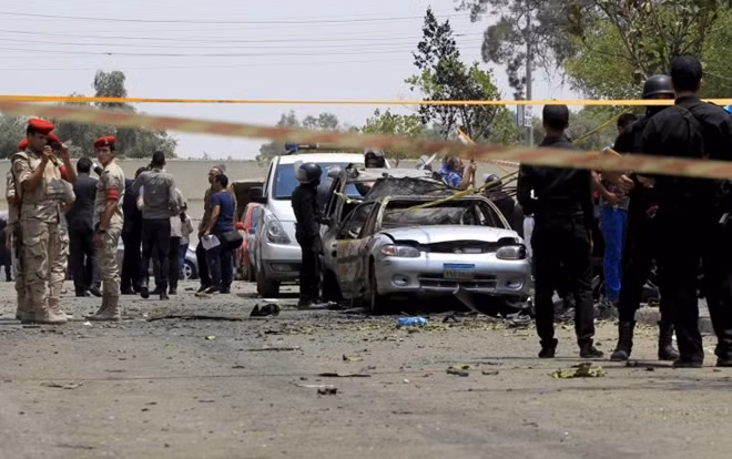 Hiện trường một vụ đánh bom xe tại Sinai, Ai Cập. Ảnh: Reuters