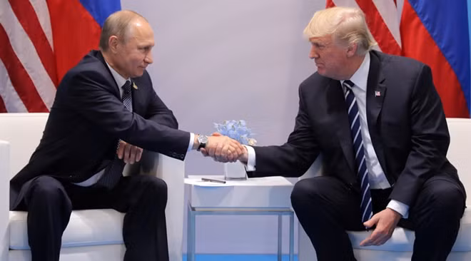 Tổng thống Putin và người đồng cấp Donald Trump tại cuộc gặp lịch sử. Ảnh: RT