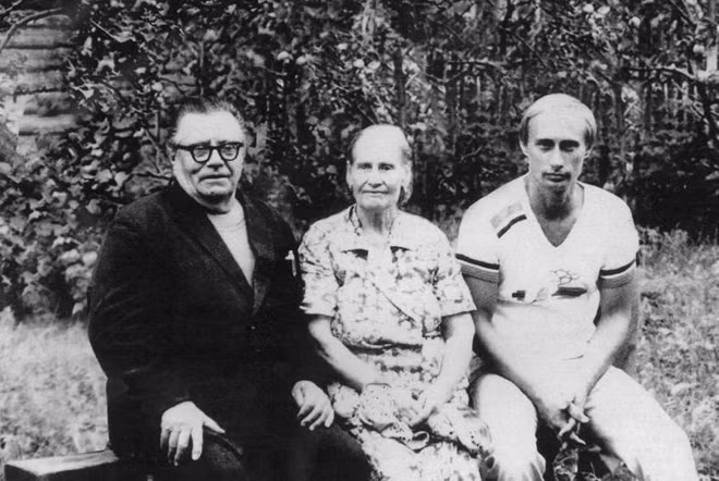 Tổng thống Putin cùng cha và mẹ trong một bức ảnh chụp năm 1985. Ảnh: Kremlin.