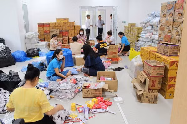 Chuẩn bị hàng hóa để vận chuyển tới vùng bị sự cố. Ảnh: TTXVN