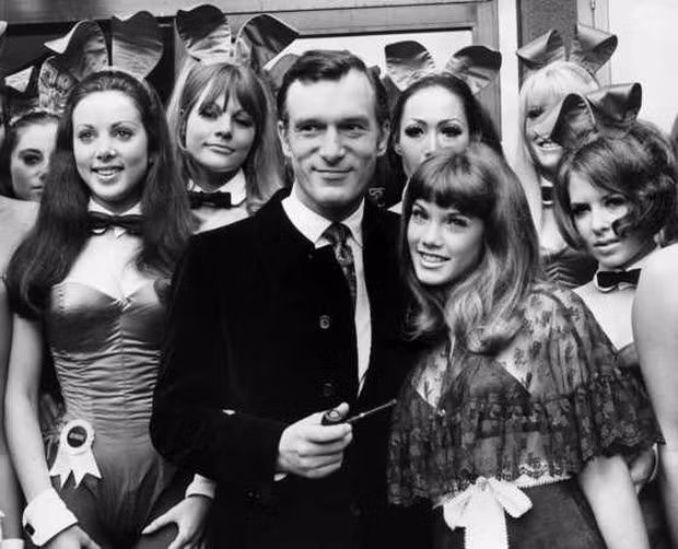 Nắm trong tay kinh nghiệm làm báo, Hugh Hefner quyết tâm xuất bản một tạp chí dành riêng cho đàn ông – điều chưa từng có tiền lệ trong lịch sử báo chí Mỹ . Năm 1953, ông mang hết đồ đạc trong nhà đi cầm cố, vay ngân hàng 800 USD và gom được thêm 8000 USD từ 45 nhà đầu tư, trong đó có cả mẹ ông, để ra tạp chí Playboy.