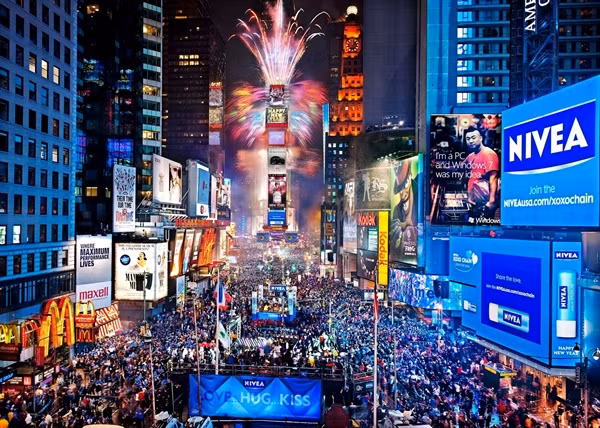 Quảng trường Thời đại ở Manhattan, New York, Mỹ là địa điểm không thể không nhắc đến trong đêm giao thừa trên khắp nước Mỹ. Ngay cả khi bạn không có mặt ở đó, rất có thể bạn đã xem màn thả quả cầu rơi đón giao thừa nổi tiếng qua truyền hình bởi nó được thả mỗi năm suốt từ năm 1907, chỉ trừ giai đoạn Thế chiến II.