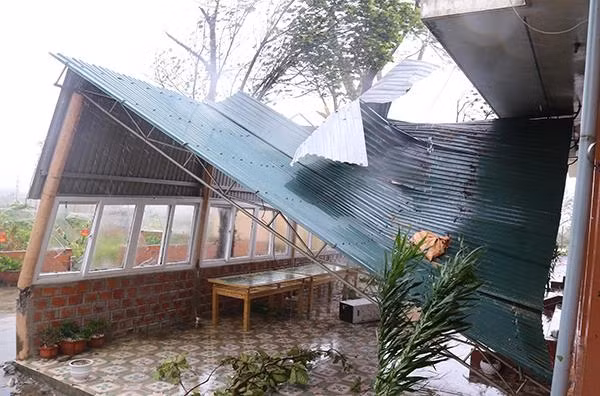Bão giật đổ nhà ở Quảng Bình. Ảnh: vov