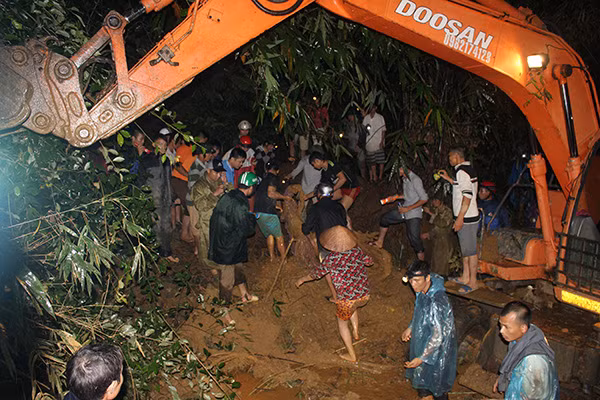 Các lực lượng cứu hộ đang tìm kiếm nạn nhân