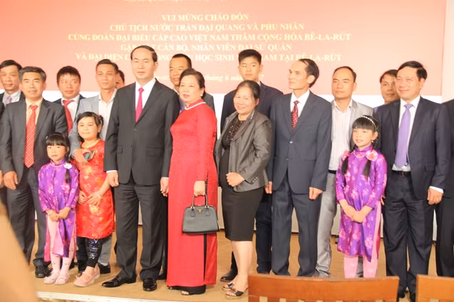 Chủ tịch nước Trần Đại Quang cùng phu nhân chụp ảnh với cán bộ Đại sứ quán Việt Nam và đại diện cộng đồng người Việt tại Belarus