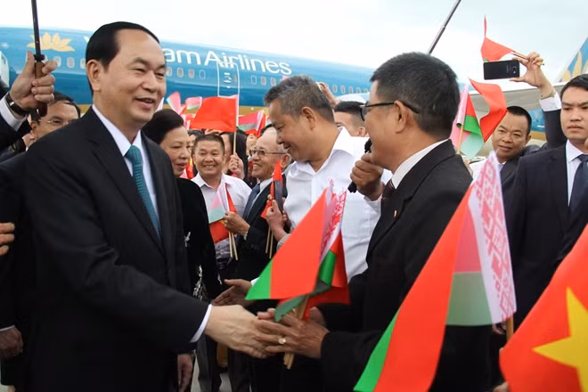 Đông đảo bà con cộng đồng người Việt tại Belarus đã ra sân bay chào đón Chủ tịch nước Trần Đại Quang và Đoàn cán bộ cấp cao Việt Nam.