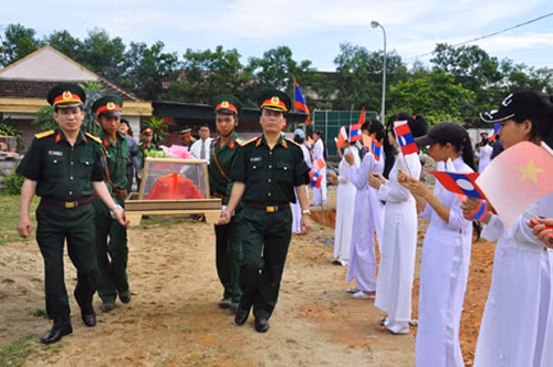 Đưa các anh về đất Mẹ. Ảnh: Dân trí