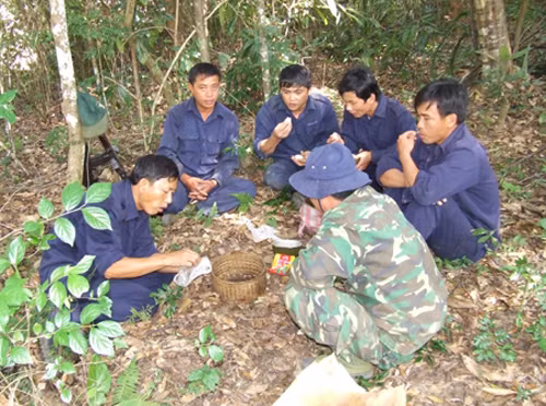 Bữa cơm giữa rừng. Ảnh: Dân trí