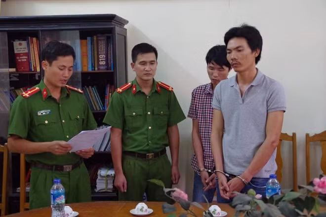 Cơ quan CSĐT thi hành lệnh bắt Huân và Thái