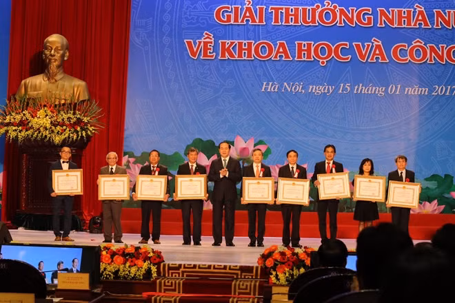 Chủ tịch nước Trần Đại Quang trao giải thưởng Hồ Chí Minh về khoa học công nghệ cho các công trình, cụm công trình xuất sắc.
