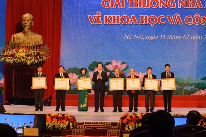 Chủ tịch nước Trần Đại Quang trao giải thưởng Nhà nước về khoa học công nghệ cho 6 công trình, cụm công trình.