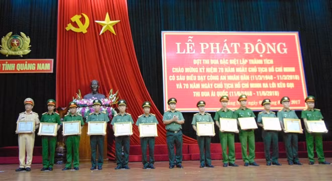 Ban giám đốc Công an tỉnh Quảng Nam trao thưởng cho các cá nhân Ban giám đốc Công an tỉnh Quảng Nam trao thưởng cho các cá nhân