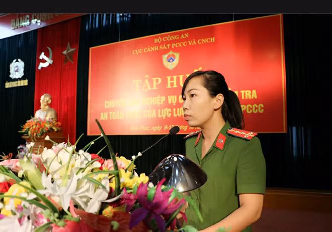 Đại úy Vũ Hồng Linh, Phó trưởng Phòng 4, Cục C66 phổ biến nội quy lớp học