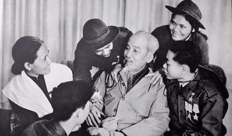 Chủ tịch Hồ Chí Minh với các anh hùng và dũng sĩ miền Nam (28/2/1969).