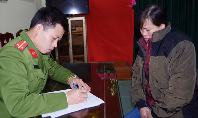 Điều tra viên lấy lời khai Trần Thị Bắc