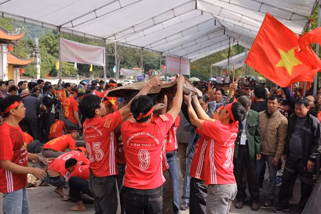Liên hoan pháo đất thu hút hàng trăm thanh niên tham gia.