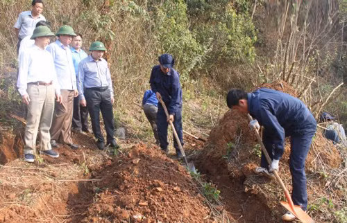 Cất bốc mộ liệt sĩ hy sinh trên đất Lào. Ảnh: Báo Nghệ An