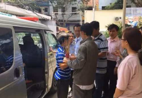 Chuyến xe đưa người mẹ đã hiến tạng về an nghỉ ở quê nhà miền Trung. Ảnh: T.P