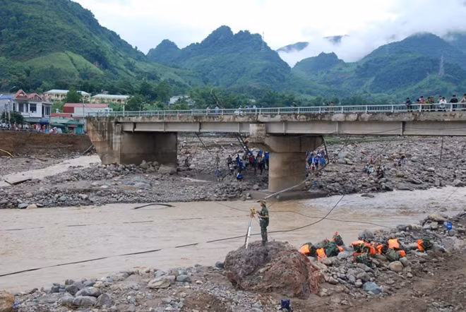 Cây cầu Nặm Păm đã sập 2 mố đầu cầu khiến nhiều xã của huyện Mường La bị cô lập.