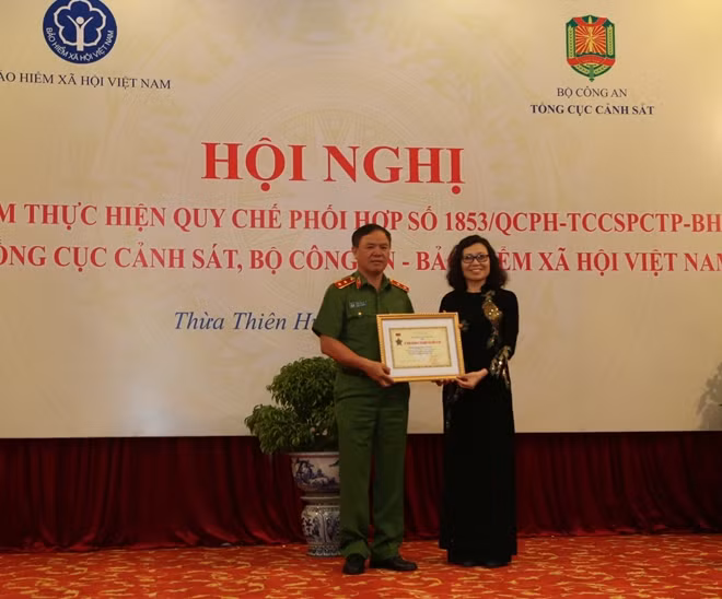 Thứ trưởng, Tổng Giám đốc BHXH Việt Nam Nguyễn Thị Minh đã trao tặng Kỷ niệm chương “Vì sự nghiệp BHXH” của Bảo hiểm xã hội Việt Nam cho Trung tướng Trần Văn Vệ, Quyền Tổng cục trưởng, Tổng cục Cảnh sát