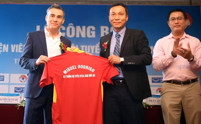Tân Chủ tịch VPF (phải) sẽ phải giải quyết ổn thỏa vài toán "đầu tiên"