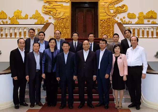 Thủ tướng Nguyễn Xuân Phúc cùng các đại biểu tham dự buổi làm việc. - Ảnh: VGP/Quang Hiếu