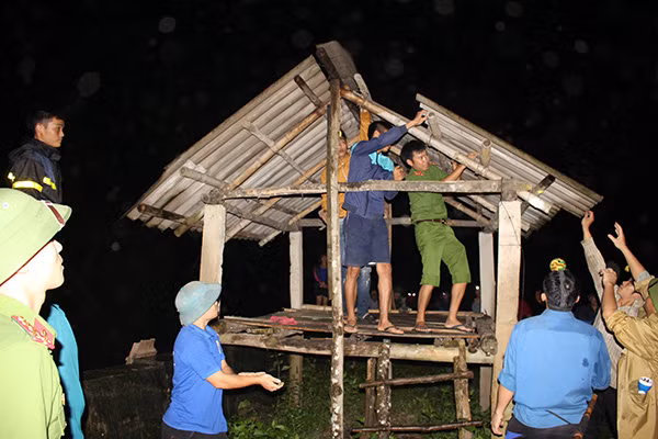 CBCS Công an tỉnh Hòa Bình giúp dân tháo dỡ nhà cửa tại các khu vực nguy cơ xảy ra sạt lở