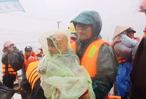 Hàng trăm cán bộ chiến sĩ Công an bám địa bàn, giúp dân trong mưa to, gió lớn