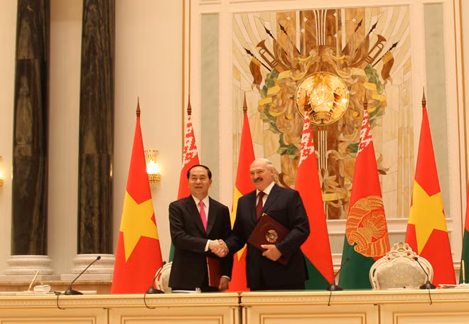 Chủ tịch nước Trần Đại Quang và Tổng thống Lukashenko sau lễ ký Tuyên bố chung.