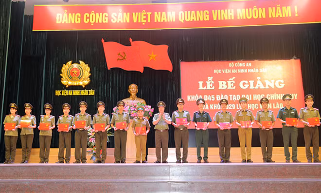 Thứ trưởng Bùi Văn Nam trao bằng tốt nghiệp cho các tân sỹ quan an ninh
