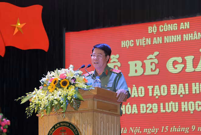 Thứ trưởng Bùi Văn Nam phát biểu tại lễ tốt nghiệp