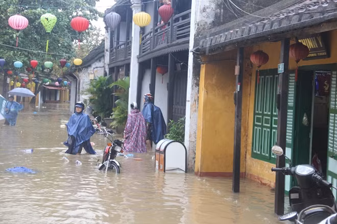 Nhiều nơi ở Hội An ngập sâu gần 1m nước